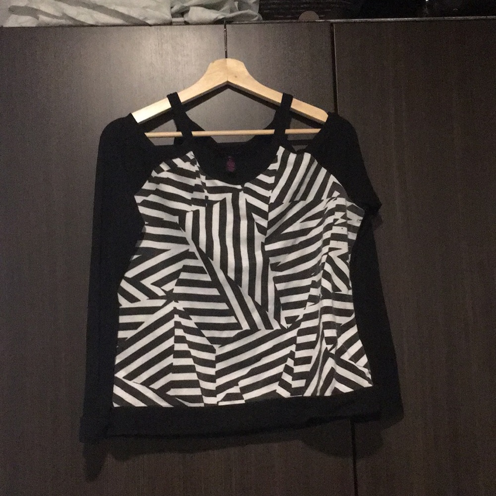 Cold shoulder geometric pattern top